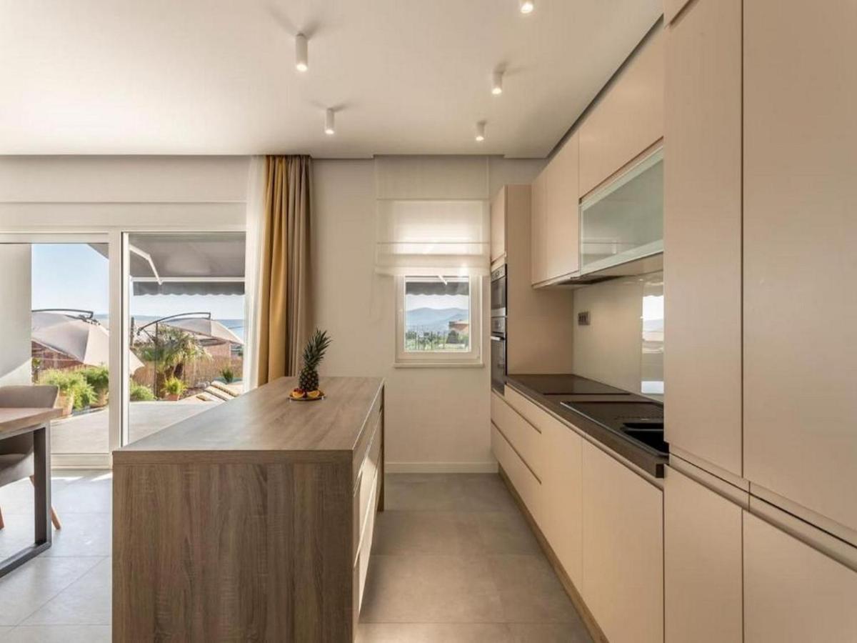 Grey Vila *